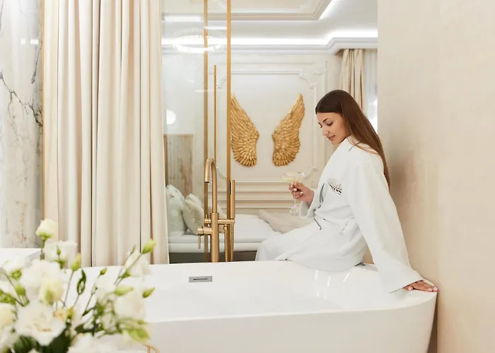 Jacuzzi Mirror Suite By Downtown Apartments