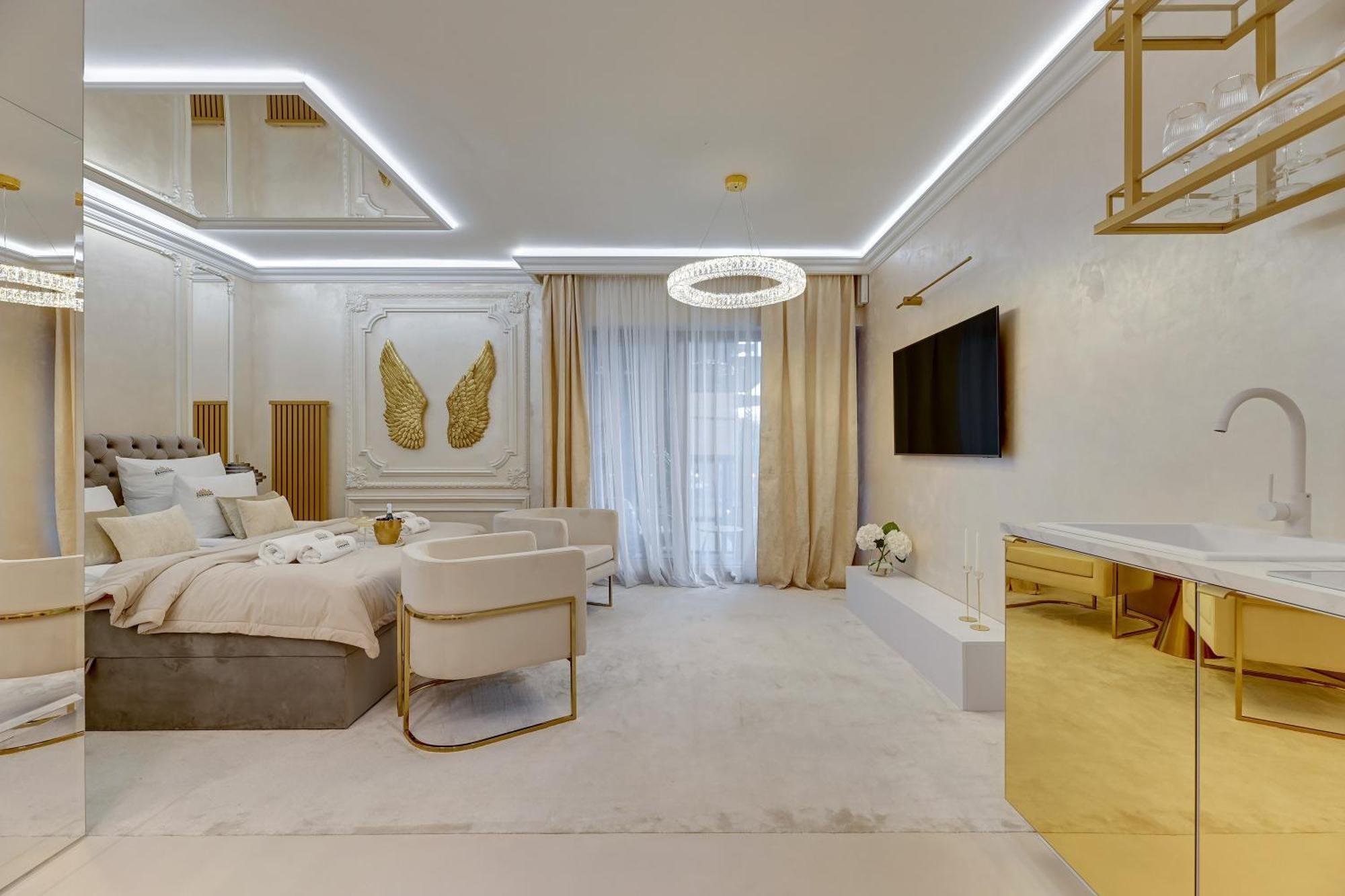 Jacuzzi Mirror By Downtown Apartment *