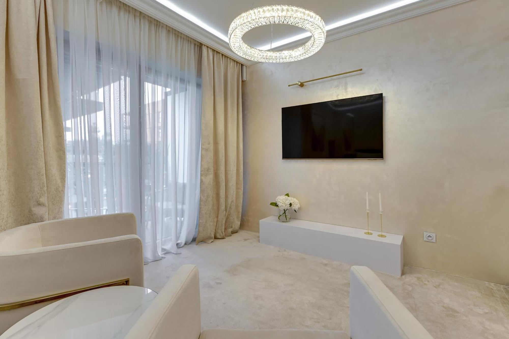 Jacuzzi Mirror By Downtown Apartment *