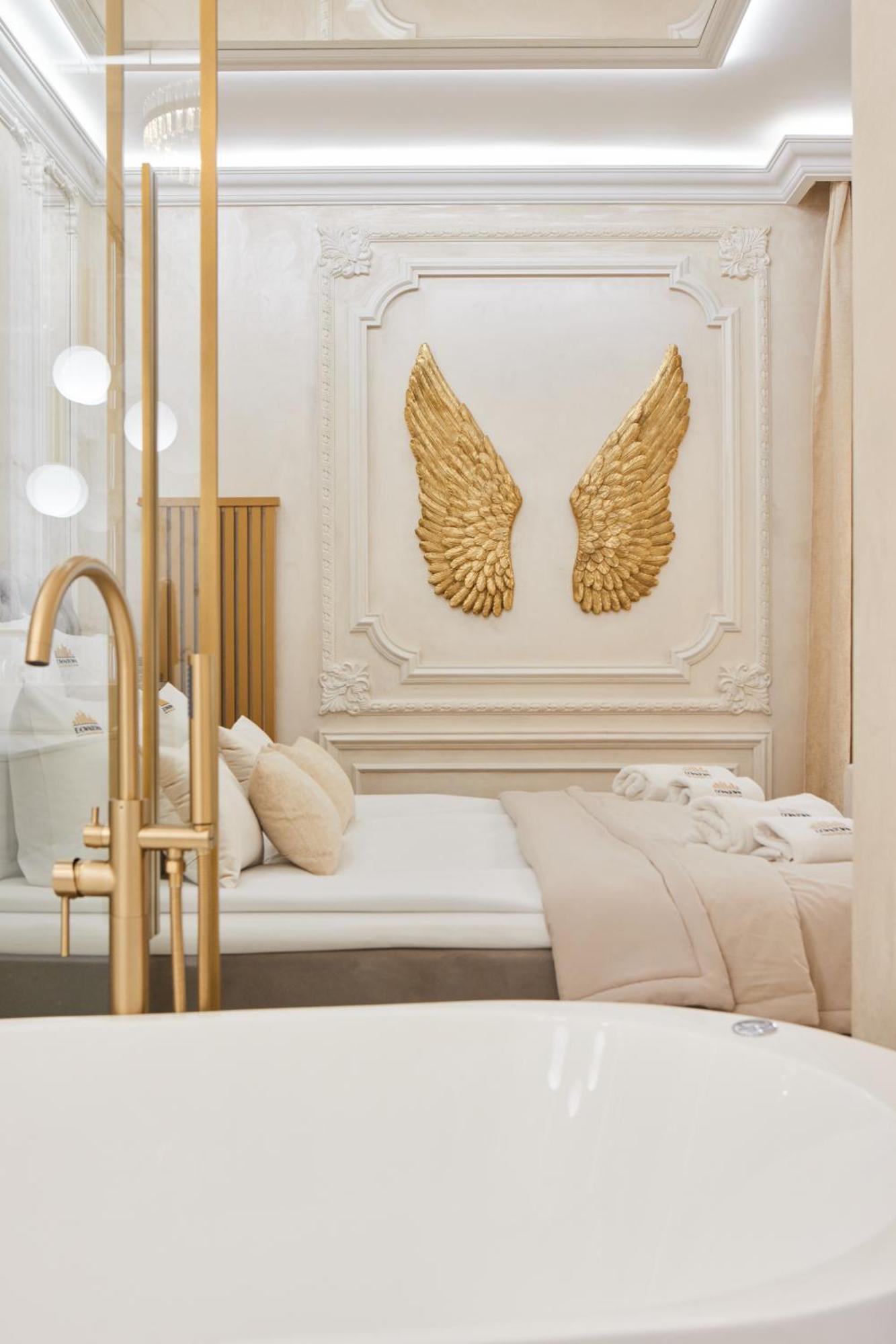 Apartment Jacuzzi Mirror By Downtown *