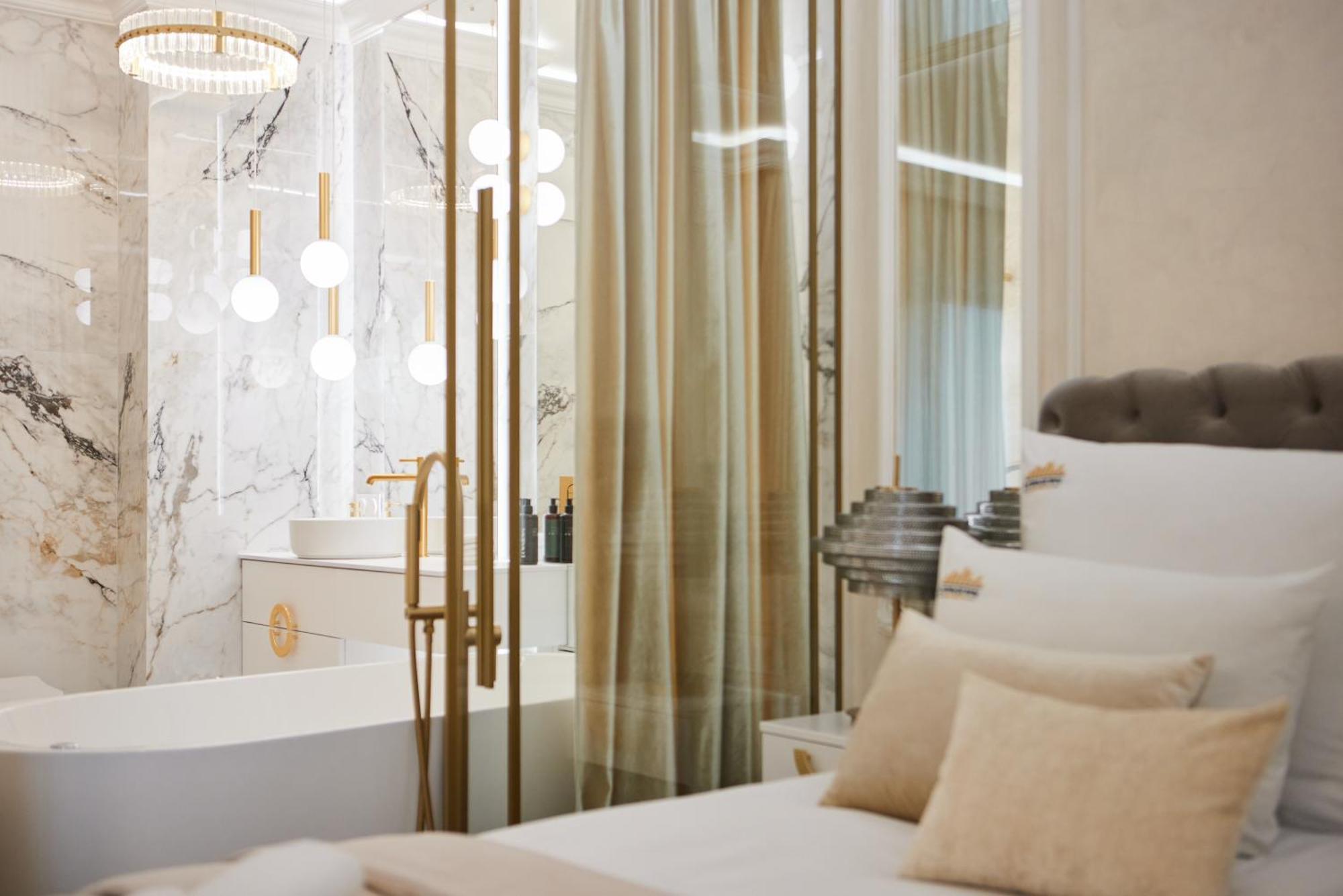 Apartment Jacuzzi Mirror By Downtown *