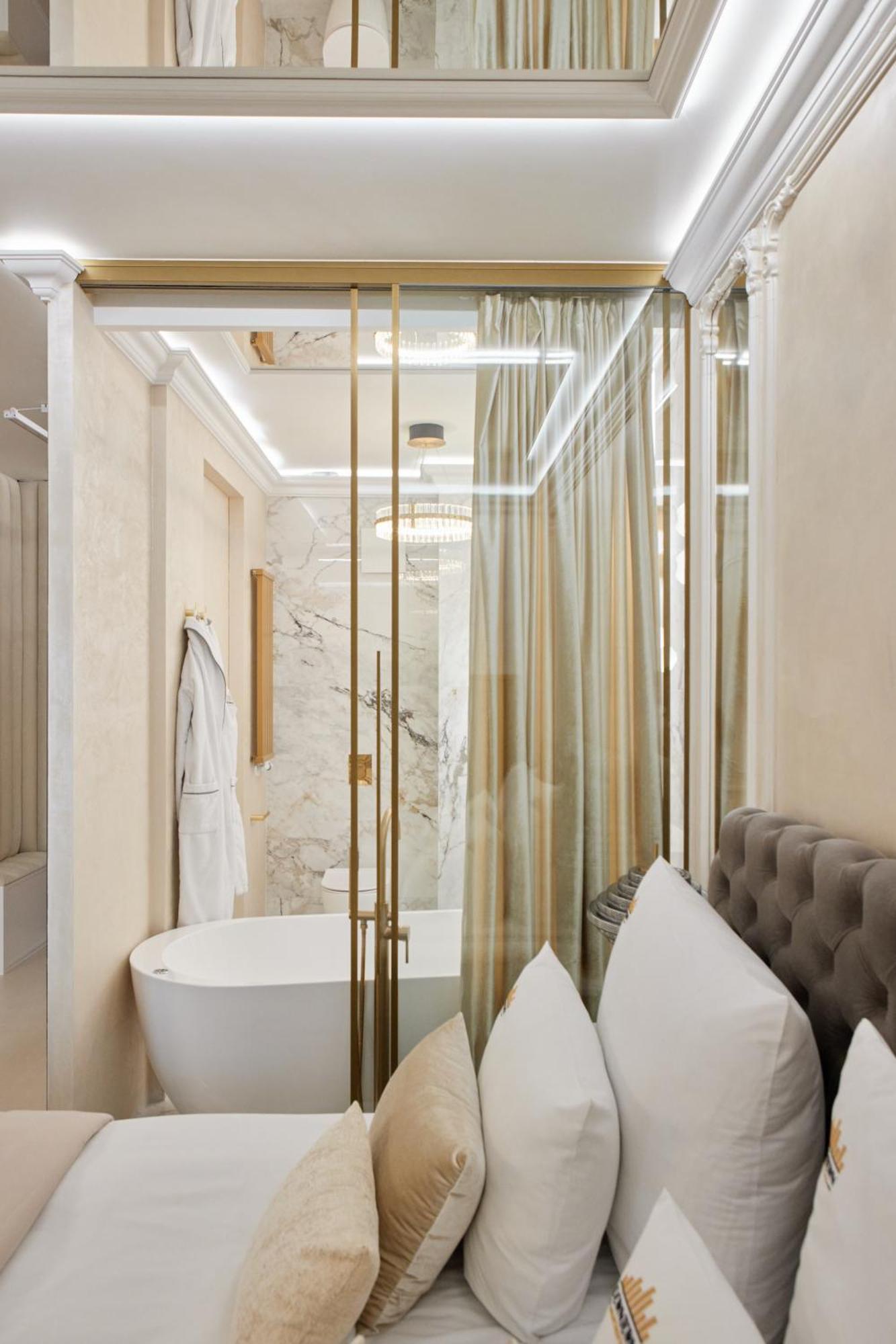 Jacuzzi Mirror By Downtown Apartment *